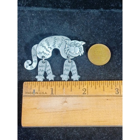 Sleepy tabby cat with Dangle legs Brooch Pin - Signed JJ - Picture 7 of 11